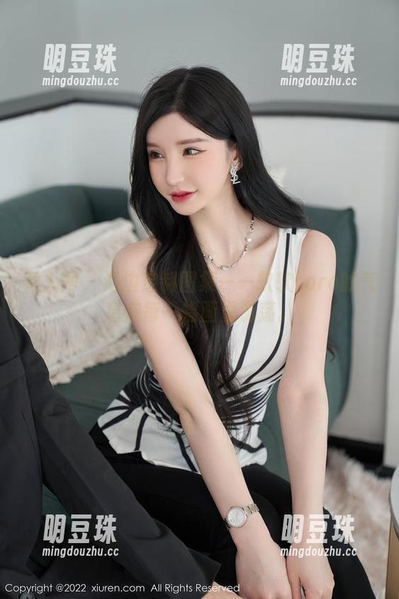 秀人网-软软roro 秀人网 - 海边定制图集——软软roro的气息在每一幅画里游荡。