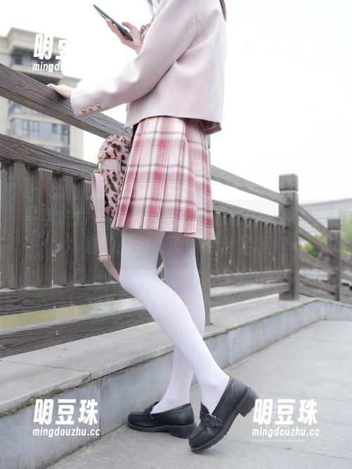 紧急企划 - 小恩制服秀：原图的调调，资源的配合，画面感十足。
