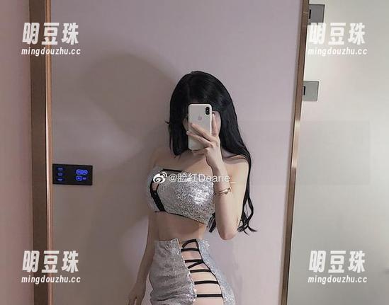 微密圈 - 最新图集提问环节：脸红Dearie上课啦，最期待的是下课铃声吗？