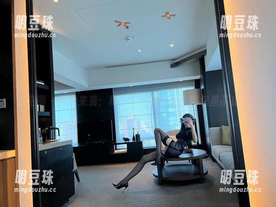 微密圈 - 福利来袭：葛征在酒店对镜，图包里不止美。
