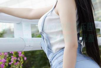 蜜桃社 – 萌美Moemi的居家乐园：看我在沙发上的“写真的”优雅