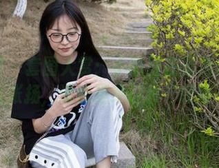 袜啵啵 – 套图大赏：小甜豆在蓝色丝袜中自信张扬，谁能拒绝这种‘轻奢’？