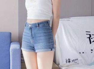 袜啵啵 – 苏苏这组眼镜照，让我觉得图库里还有一张属于我的脸，咳咳，不好意思，想多了。