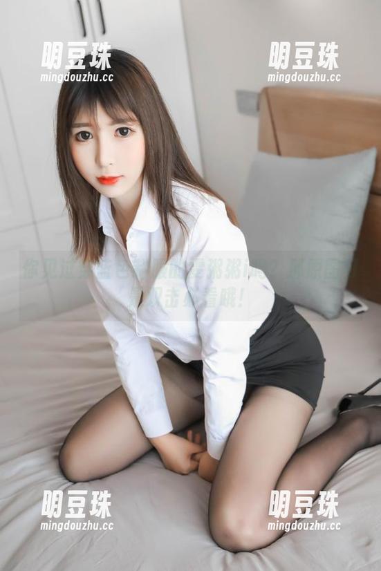 你见过穿蓝色制服的雯粥粥i吗？那原图可是双击必看哦！