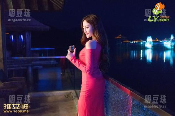 青豆客 - 不得不说，穆菲菲的秘书图包超出想象！美丽的干练