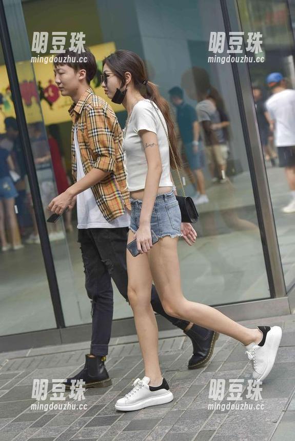 最新图包来了！魔镜街拍的那个女人，让我忍不住多看两眼。