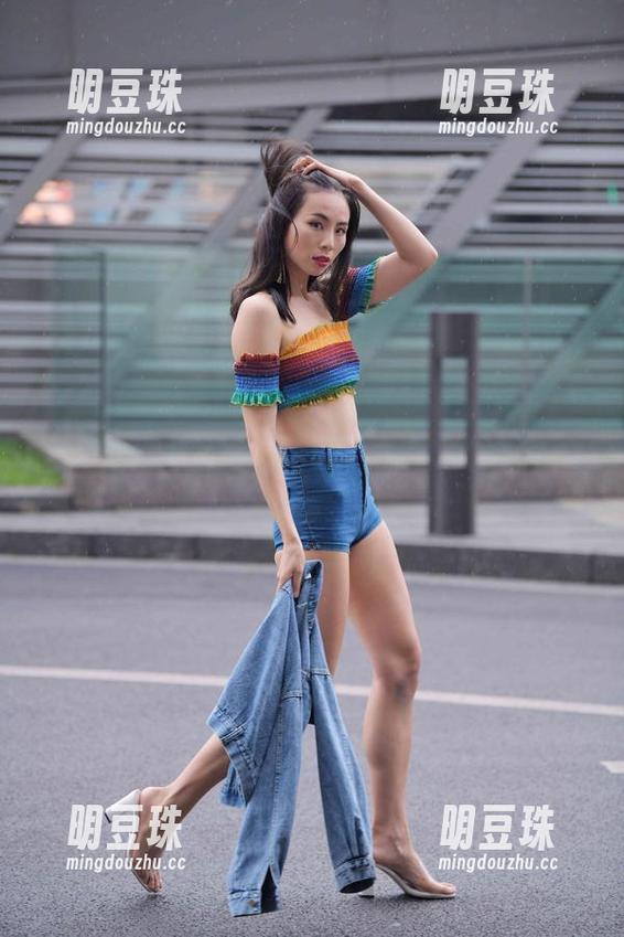 魔镜街拍的牛仔裙小姐姐、原图直接上墙，壁纸也不需要打磨了呀！